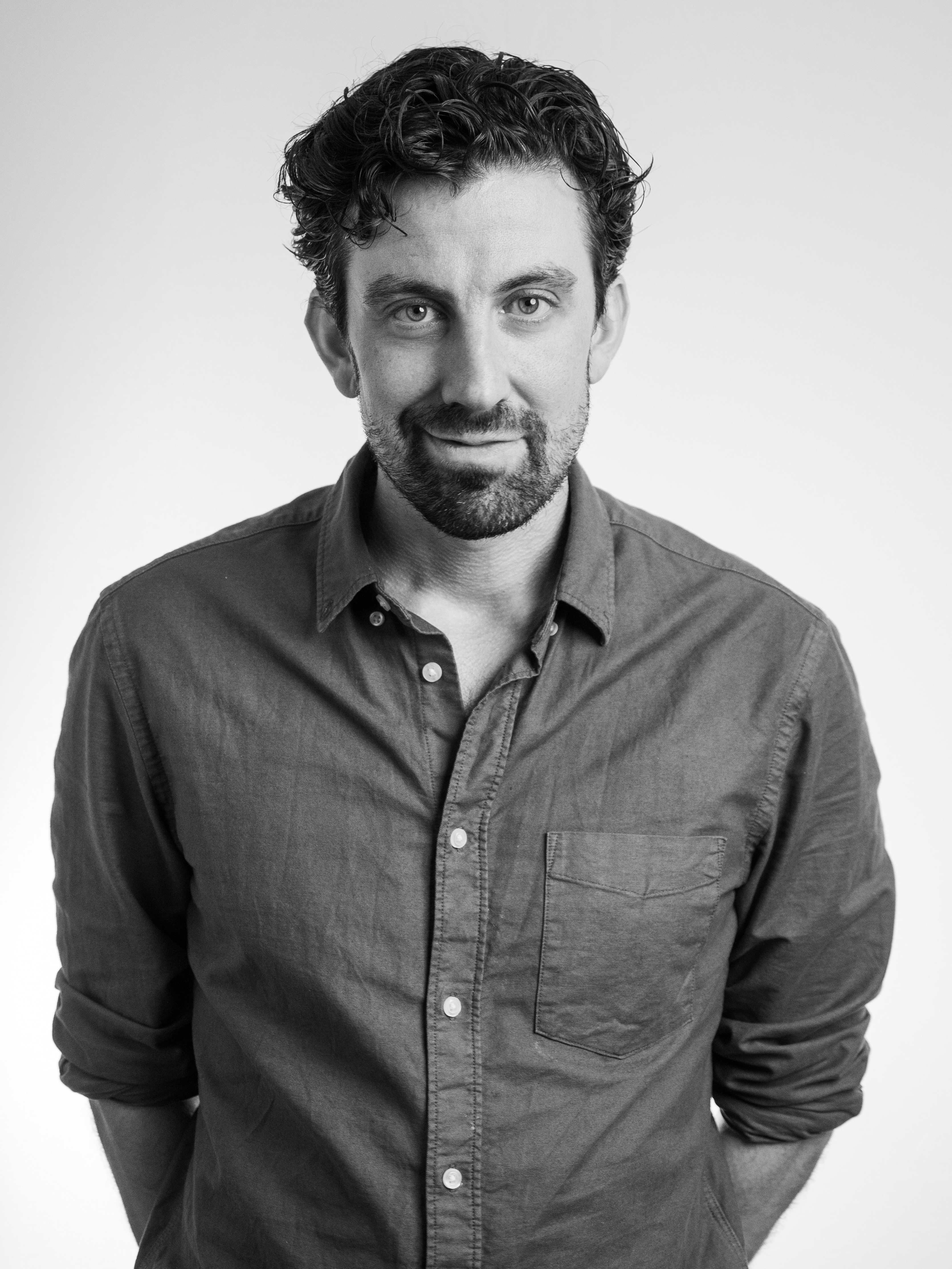 Porträttfotografi — Gustav, bred komposition, fotografi av Jonatan Anxo